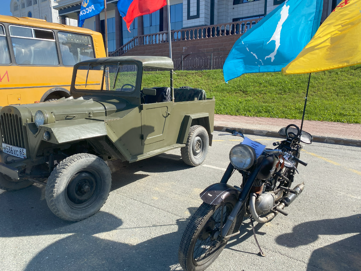 Фото автора: автомобиль ГАЗ-67 и мотоцикл ИЖ-49  на ретро выставке