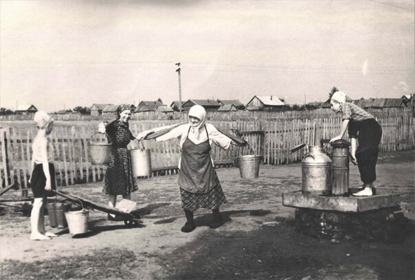 За водой. Русские. Чувашская АССР. 1950-е гг. Экспедиционные материалы этнографов Казанского университета.
