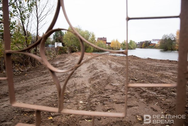 «На берегу реки кто-то выкупил землю, закрыл забором выход к воде и собирается, по слухам, развернуть строительство». realnoevremya.ru 