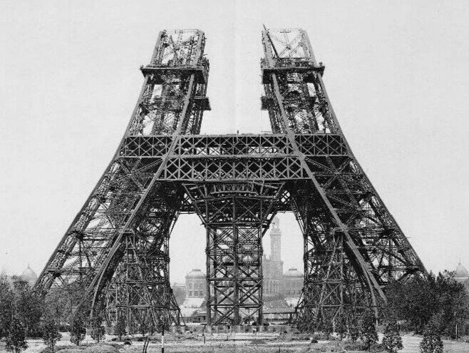 © public domain (Строительство Эйфелевой башни в Париже, 1888 г.)
