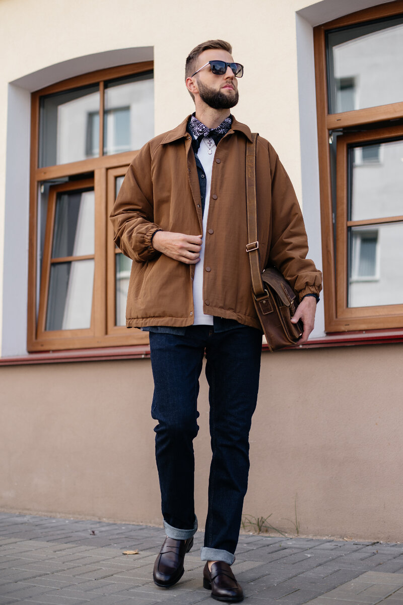 Куртка, рубашка и джинсы DeFacto, футболка Sela, лоферы Caprise, сумка Mactire, часы и украшения I’m.

