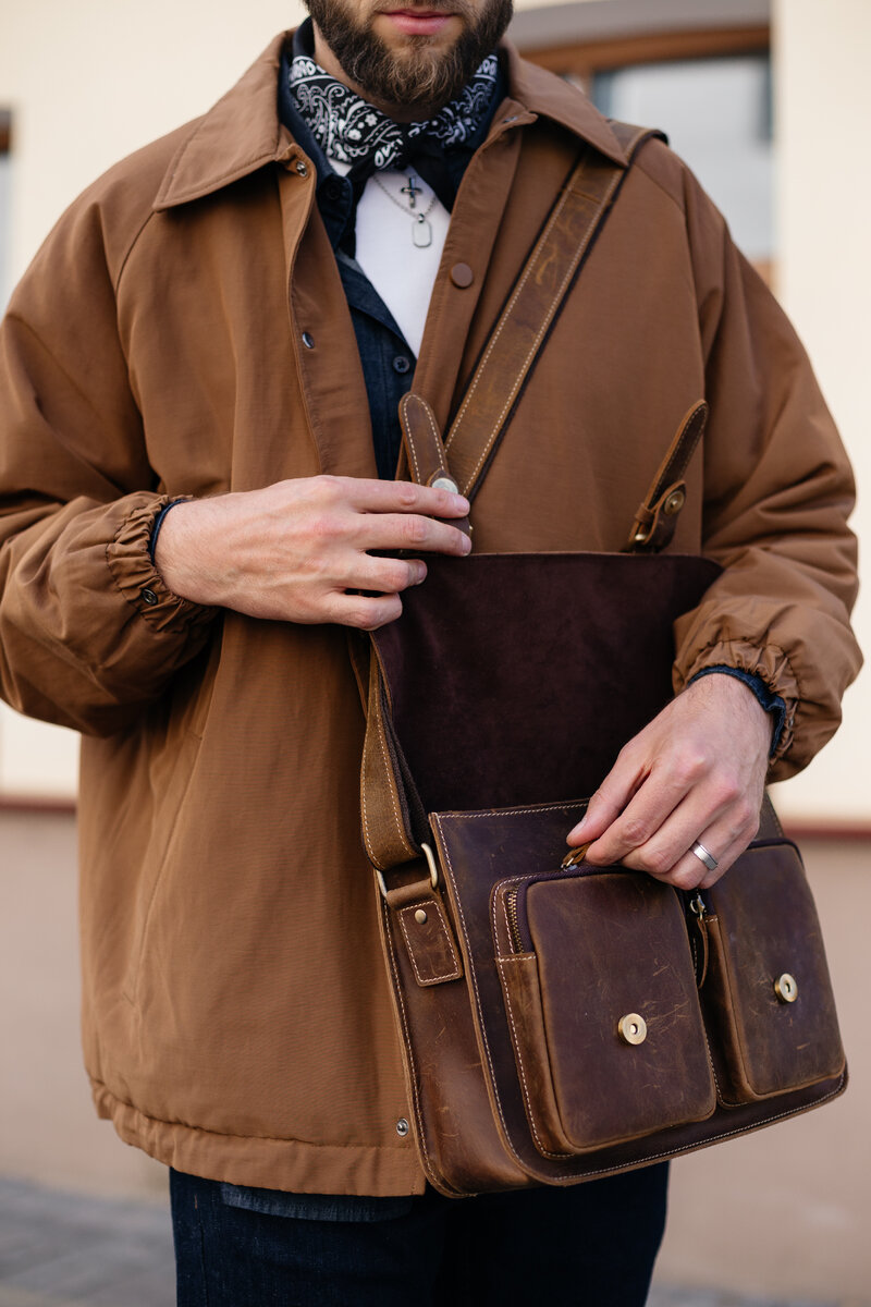 Куртка, рубашка и джинсы DeFacto, футболка Sela, лоферы Caprise, сумка Mactire, часы и украшения I’m.