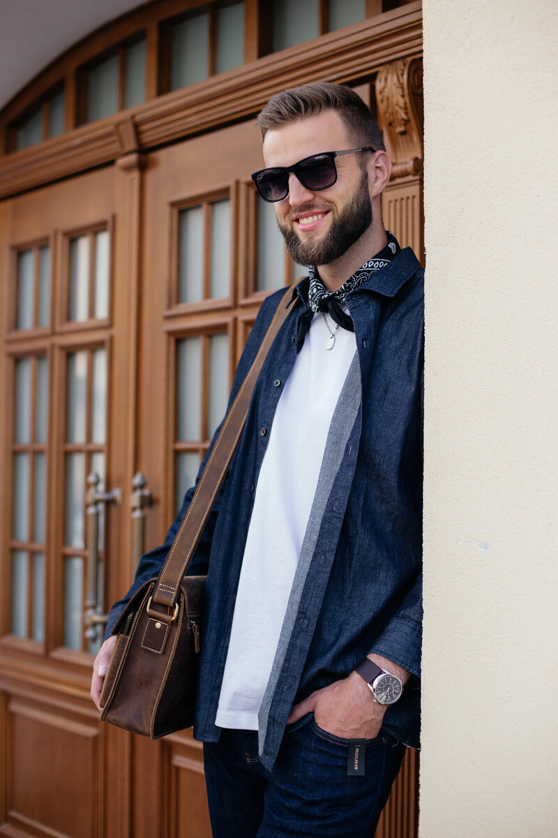 Куртка, рубашка и джинсы DeFacto, футболка Sela, лоферы Caprise, сумка Mactire, часы и украшения I’m.