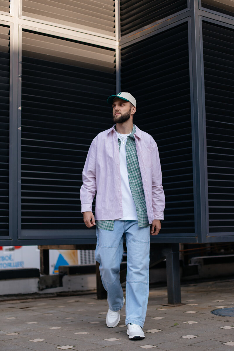 Рубашки, джинсы, бомбер и кепка BeFree, футболка Sela, кроссовки Geox, часы и украшения I’m.