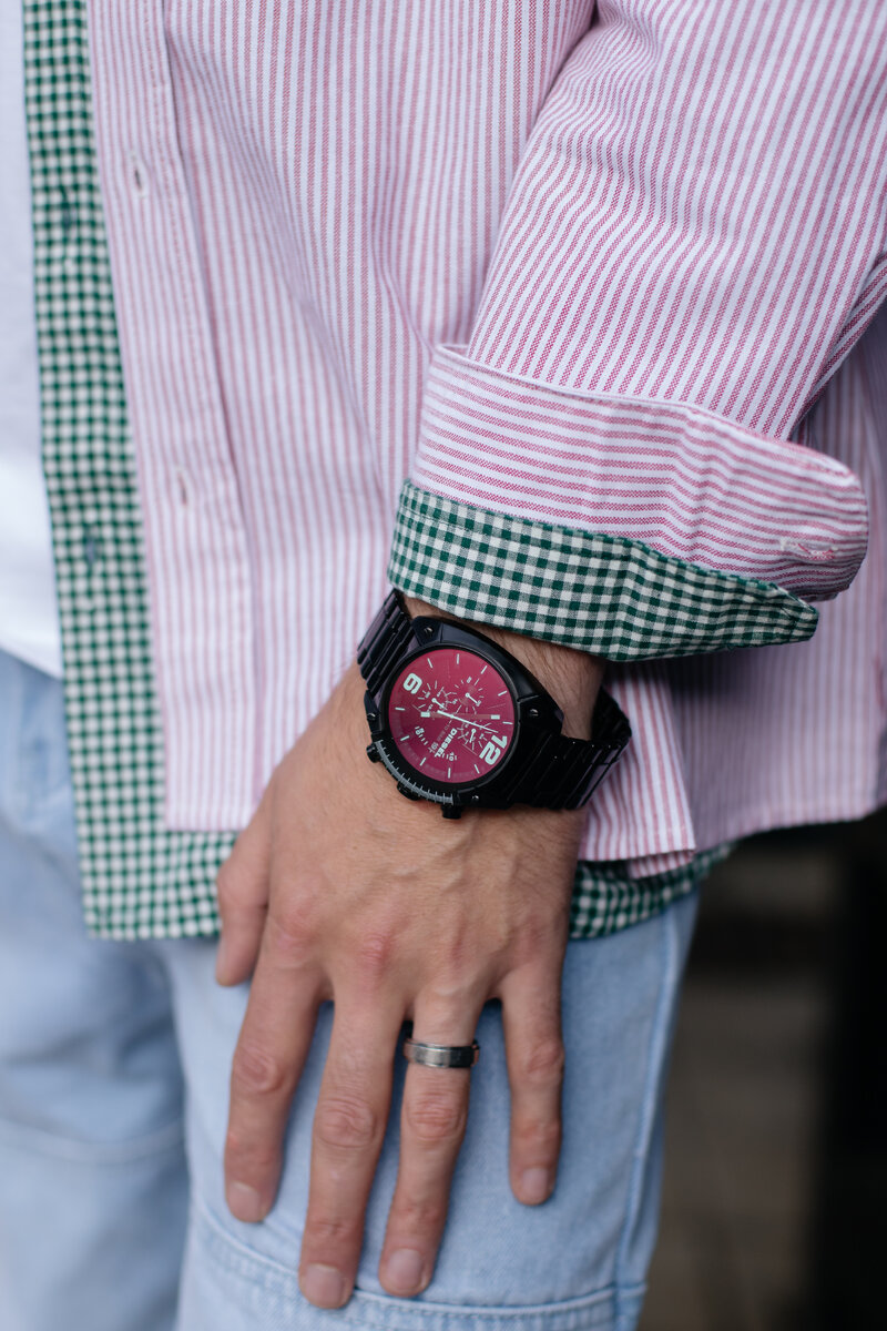 Рубашки, джинсы, бомбер и кепка BeFree, футболка Sela, кроссовки Geox, часы и украшения I’m.