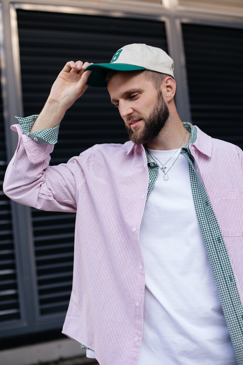 Рубашки, джинсы, бомбер и кепка BeFree, футболка Sela, кроссовки Geox, часы и украшения I’m.