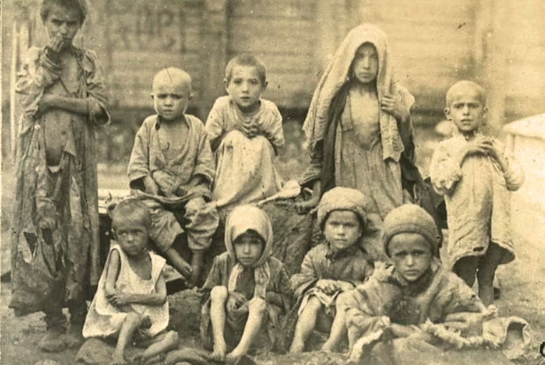 Голод стоял страшный. Голод в Тамбовской губернии 1921. Голодающие Поволжья 1921. Голод 1921 1922 каннибализм.