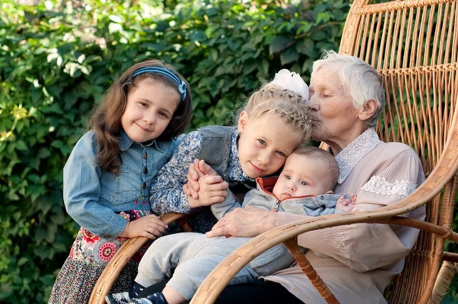Фото для внучки. Бабушка и внучка. Бабушка и внуки. Фотосессия с внуками. Мама с внуками.