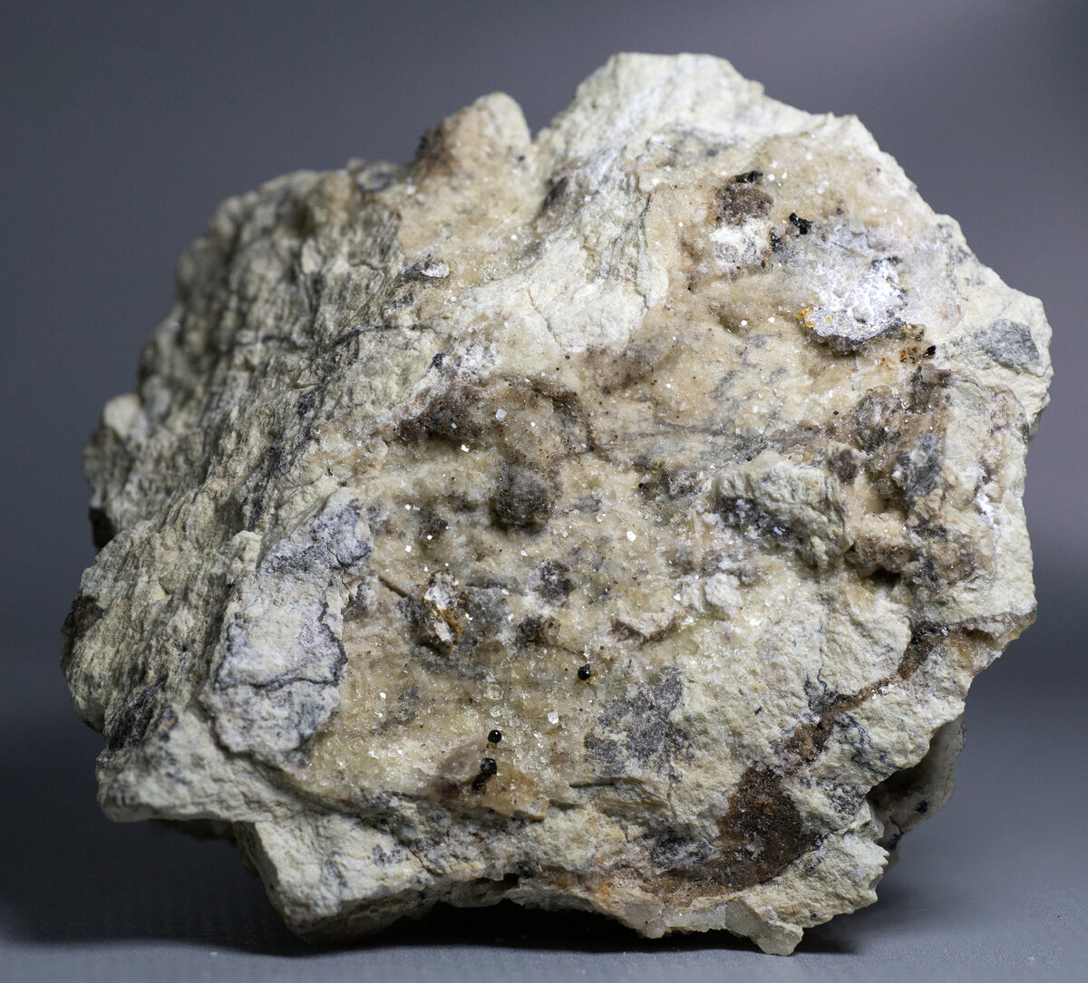 Шарики чёрного битума до 2 мм в поперечнике на флюорите. Фотография Бадьяновой Л.В. 