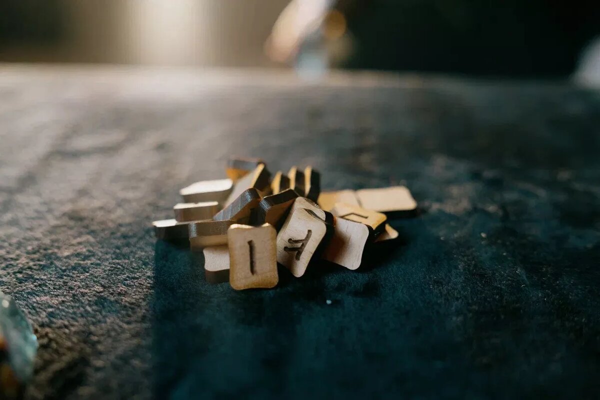    Магия в реальной жизни: как гадать на рунах и в чем они могут помочь