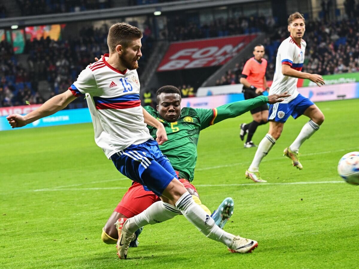    Игрок сборной России Данил Глебов (слева) и игрок сборной Камеруна Нуу Толо в товарищеском матче между сборными России и Камеруна.© РИА Новости / Григорий Сысоев