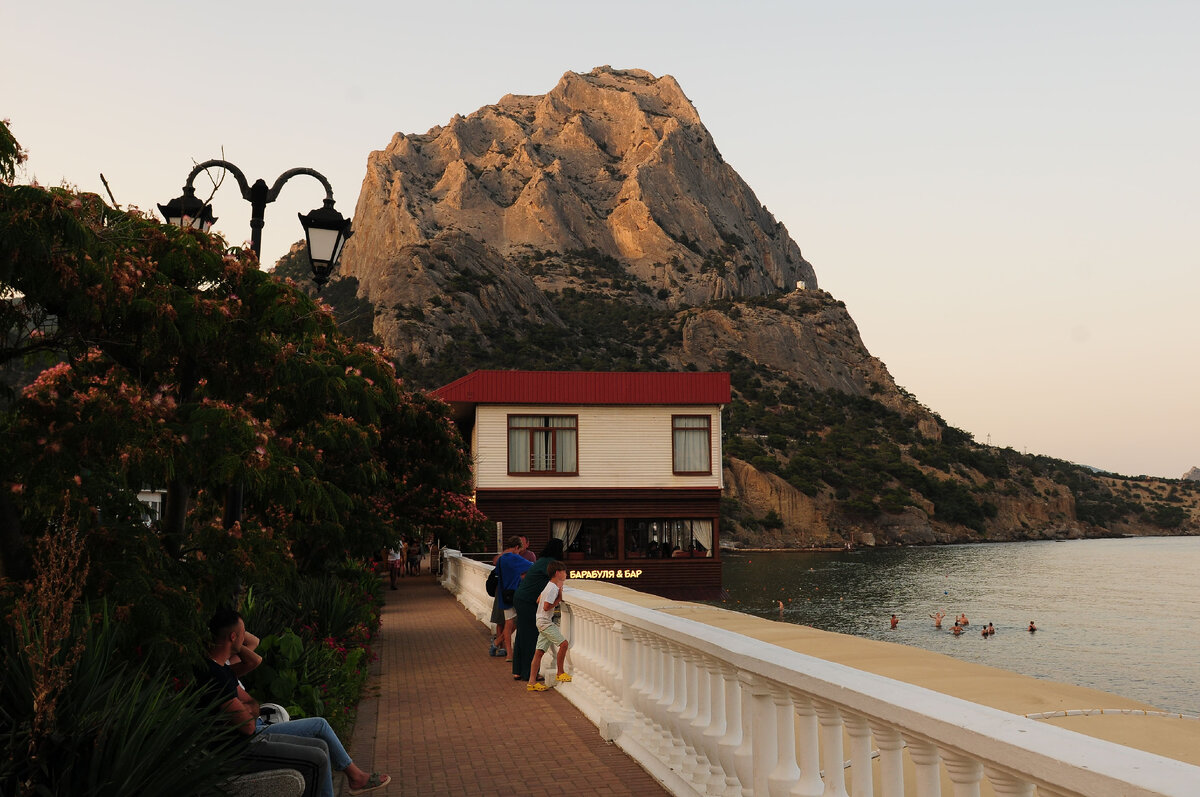 Набережная пос. Новый Свет на закате. Вид на гору Сокол.