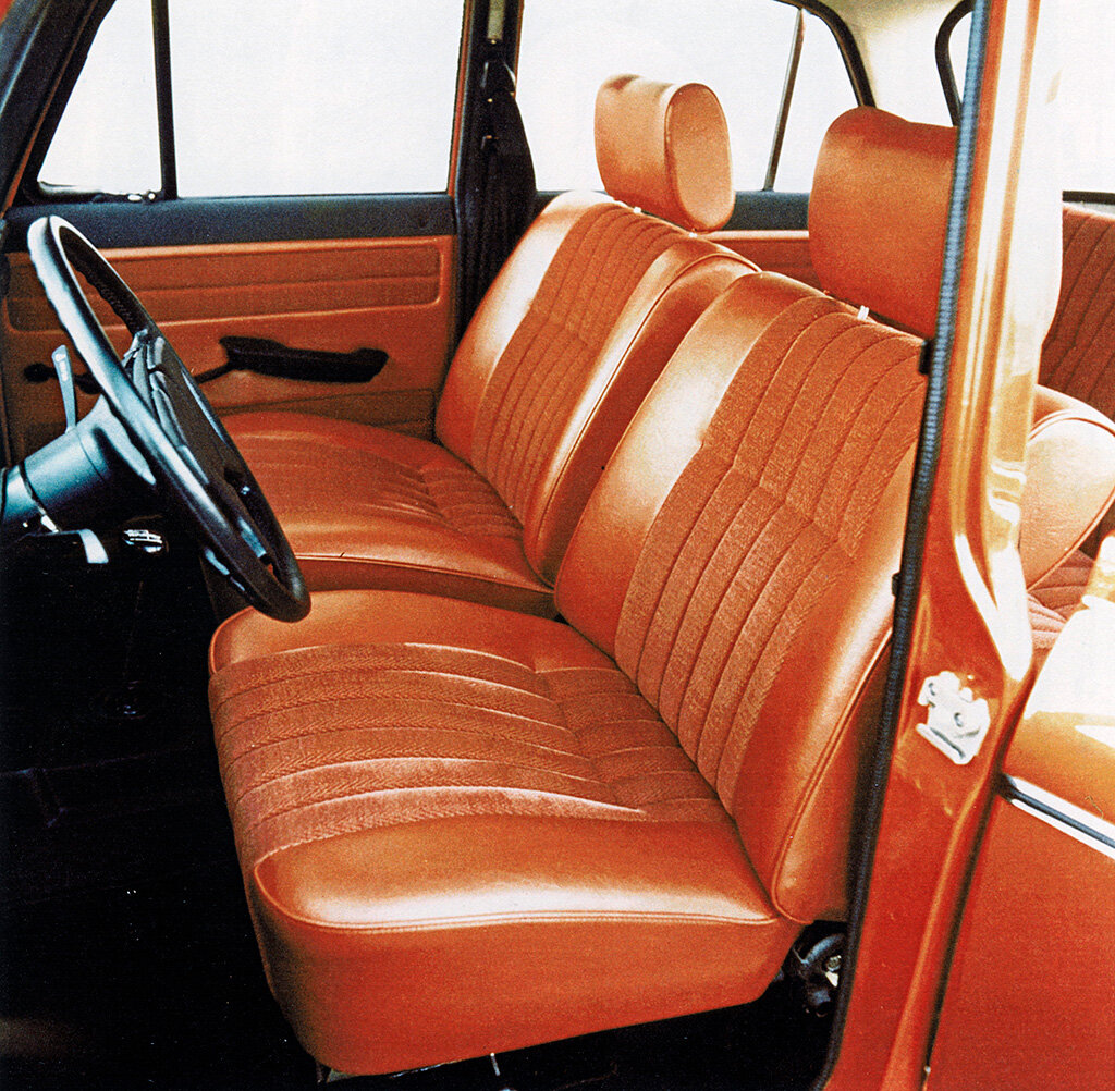 В салоне 412‑го появились новые сиденья с подголовниками, обивки дверей и ручки их открывания
