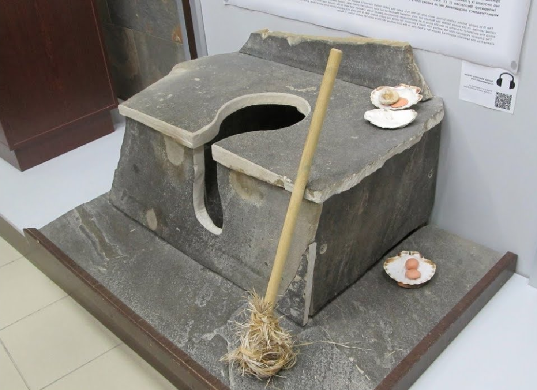 Туалет в древности. Древние китайские унитазы. Унитаз в древности. Самый древний унитаз. Мусульмане вода туалет