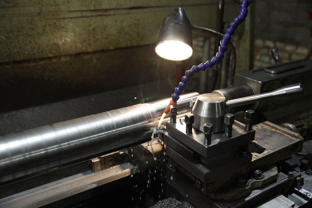 На фото - Токарно-винторезный станок