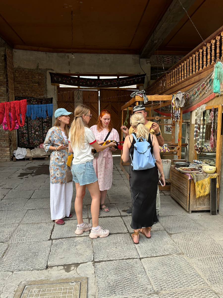 трогаем нити)