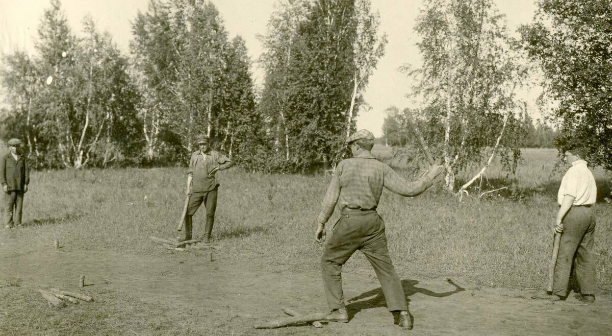 Городки и лапта