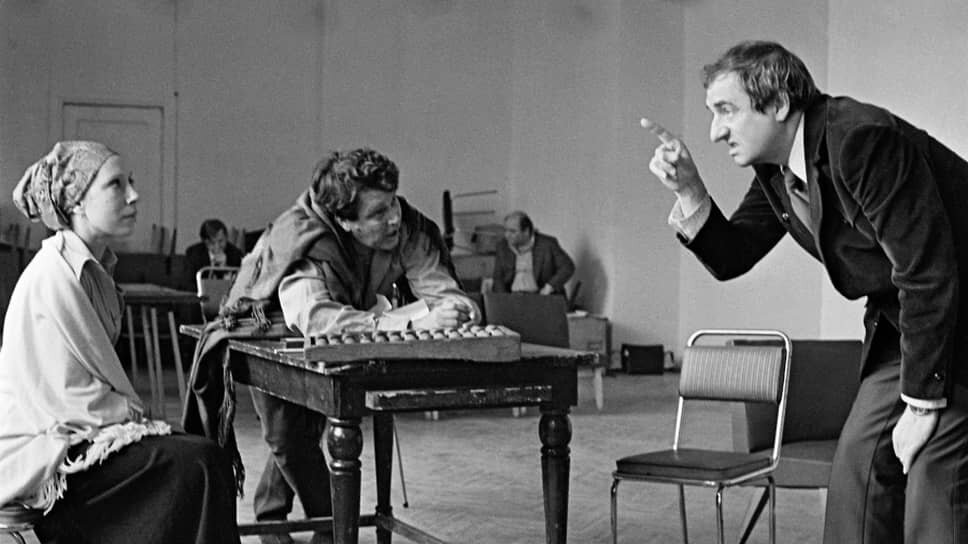    Марк Захаров родился 13 октября 1933 года в Москве. В школьные годы посещал занятия в драмкружке. В 1955 году окончил актерский факультет Государственного института театрального искусства им. А. В. Луначарского (ГИТИС). В студенческие годы играл в массовых сценах в различных постановках. В 1955-1959 годах был актером Пермского областного драмтеатра Борис Кауфман / РИА Новости