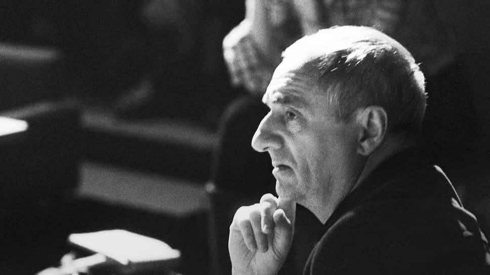    В 1965-1973 годах был режиссером Московского театра сатиры. Широкую известность получил его спектакль «Доходное место» с участием Андрея Миронова и Татьяны Егоровой. Через несколько месяцев после премьеры по распоряжению министра культуры СССР Екатерины Фурцевой он был снят с репертуара. Среди других постановок того времени — «Проснись и пой!» по пьесе Миклоша Дярфаша, «Мамаша Кураж и ее дети» по произведению Бертольта Брехта, «Чудак-человек» по комедии Валентина Азерникова Валентин Кузьмин / ТАСС