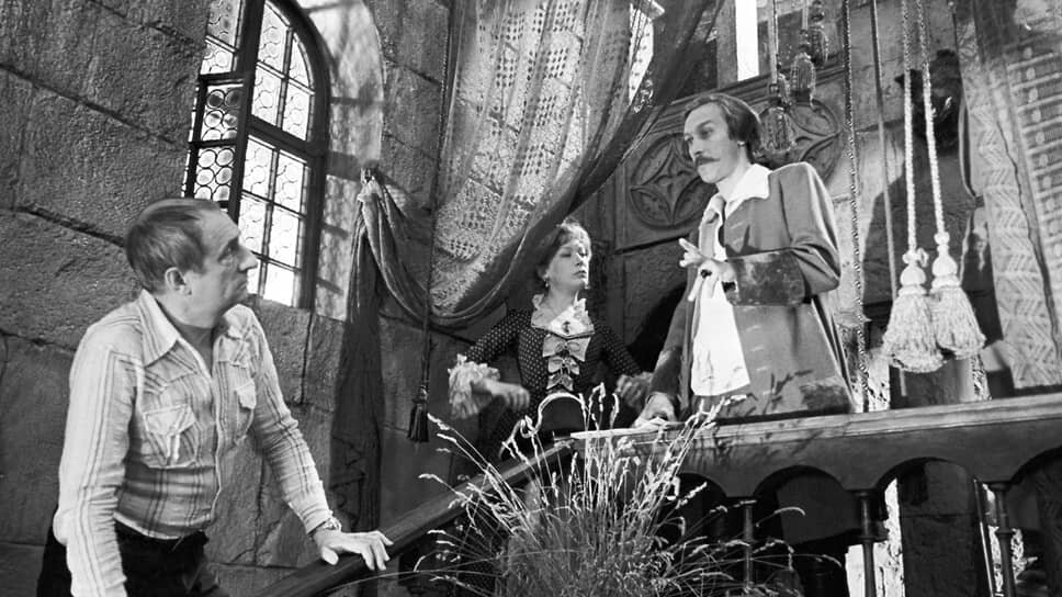    Также занимался кинорежиссурой. Поставил фильмы: «12 стульев» (1976), «Обыкновенное чудо» (1978), «Тот самый Мюнхгаузен» (на фото, 1979), «Дом, который построил Свифт» (1982), «Формула любви» (1984) и другие Александр Коньков / ТАСС