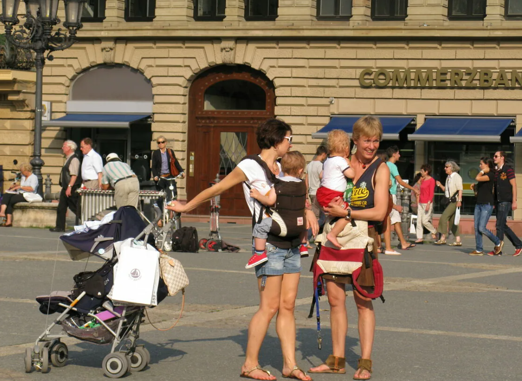 Очень жаль мне друзья, тех бедных русских мужчин, что пребывают в плену стереотипов. И мечтают о красотке-немке в платье-дырндле, голубоглазой да грудастой.-4