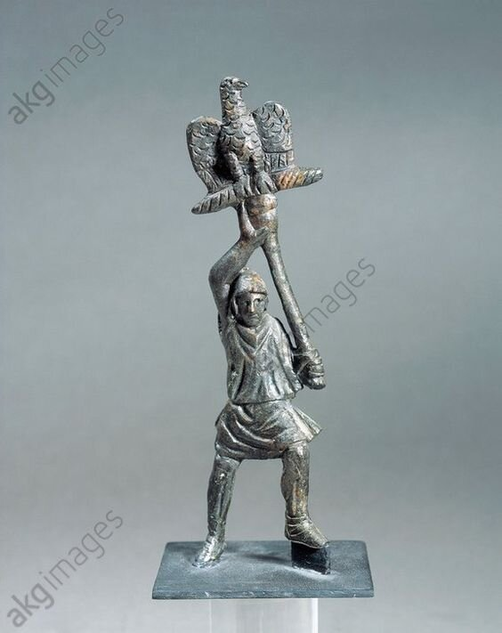 Аутентичных изображений римских аквил - штандартов легионов, на которых чаще всего изображали орлов, дошло до нас не так много. Источник: https://dzen.ru/a/YaKeIQUM-HWT519n