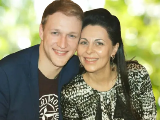 на фото Ирина Сотикова и Алексей Красноцветов