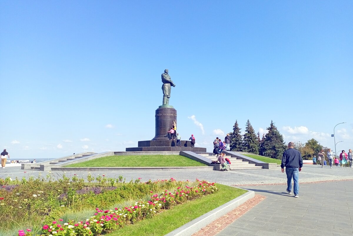 Памятник В.П. Чкалову в Нижнем Новгороде. Начало Чкаловской лестницы. Фото моё