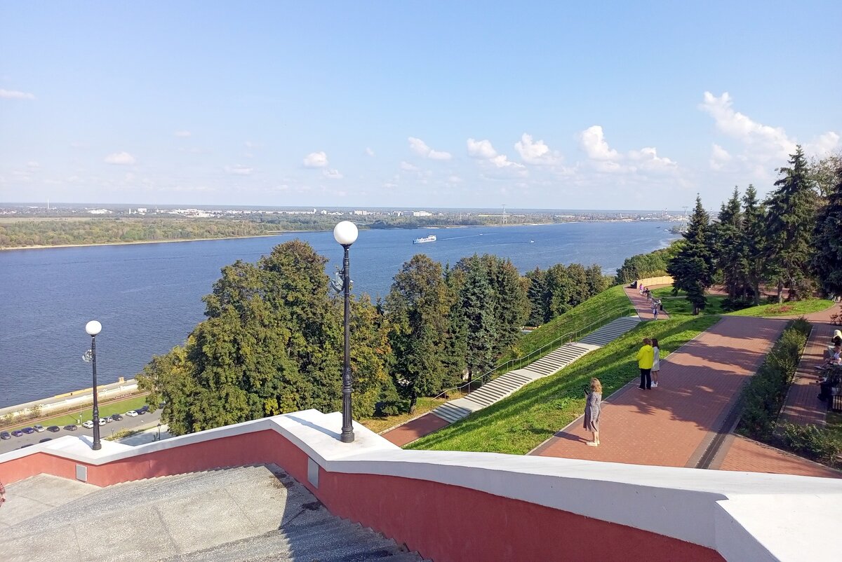 Вид на Волгу у памятника В.П. Чкалову в Нижнем Новгороде. Начало Чкаловской лестницы. На противоположном берегу - город Бор. Фото моё