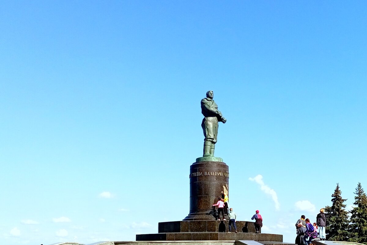 Памятник В.П. Чкалову в Нижнем Новгороде. Начало Чкаловской лестницы. Фото моё