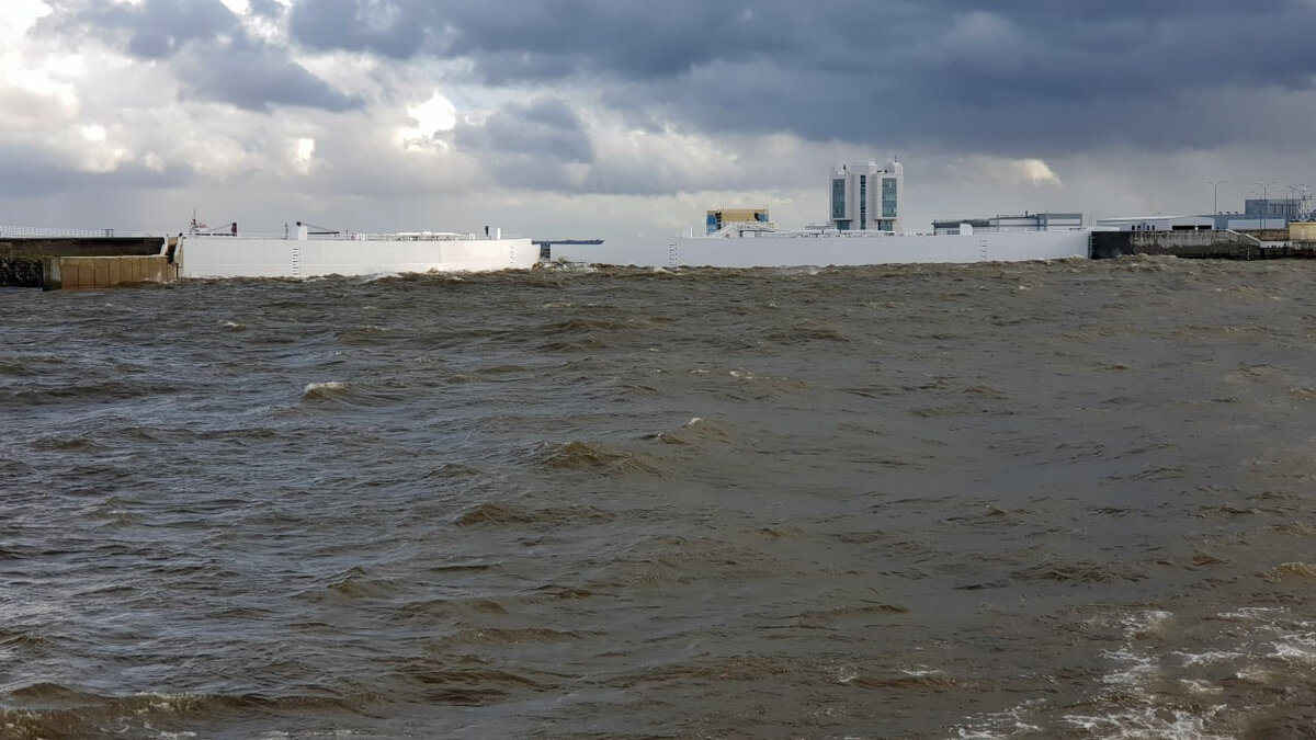 Вода сдержана плотиной. Остров кривая дамба Санкт-Петербург. Нагонные наводнения. Комплекс защитных сооружений Санкт-Петербурга от наводнений. Наводнение в Питере.