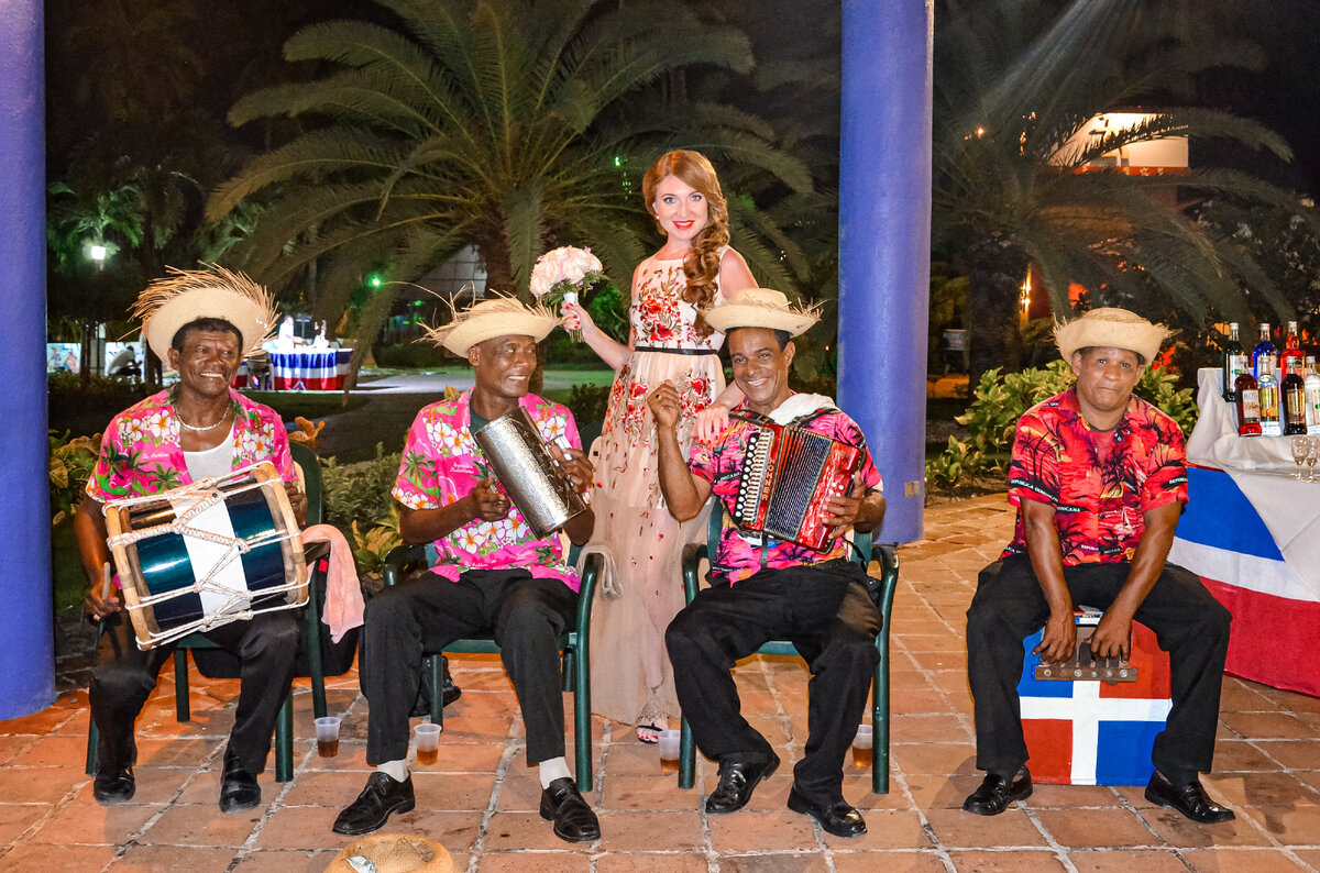 По пятницам и субботам при входе в ресторан играли музыканты в национальной одежде.