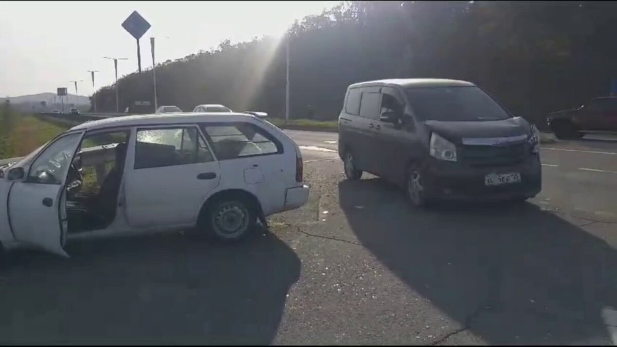     Казалось бы, что на острове Русский из-за хороших и прямых дорог довольно трудно попасть в аварию, но автомобилисты продолжают рушить эту теорию. На этот раз столкновение произошло по причине того, что один из водителей нарушил ПДД.