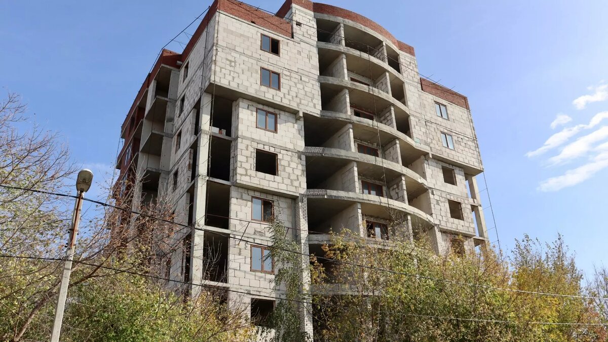     Дом №51 по улице Хади Такташа в Казани является излюбленным местом вандалов. Как выглядит девятиэтажное здание, строительство которого не может завершиться с конца нулевых, — в материале Inkazan.