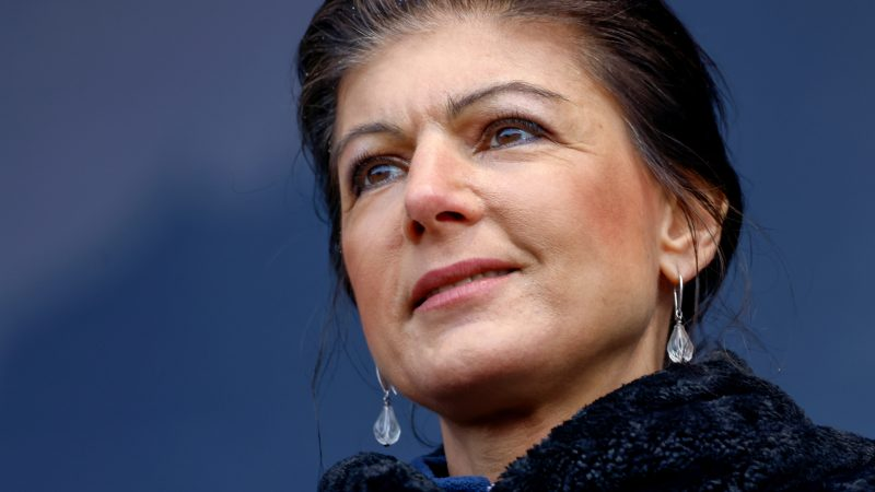 Сара Вагенкнехт на акции протеста в Берлине. Она могла бы встряхнуть европейских левых с помощью новой партии. 