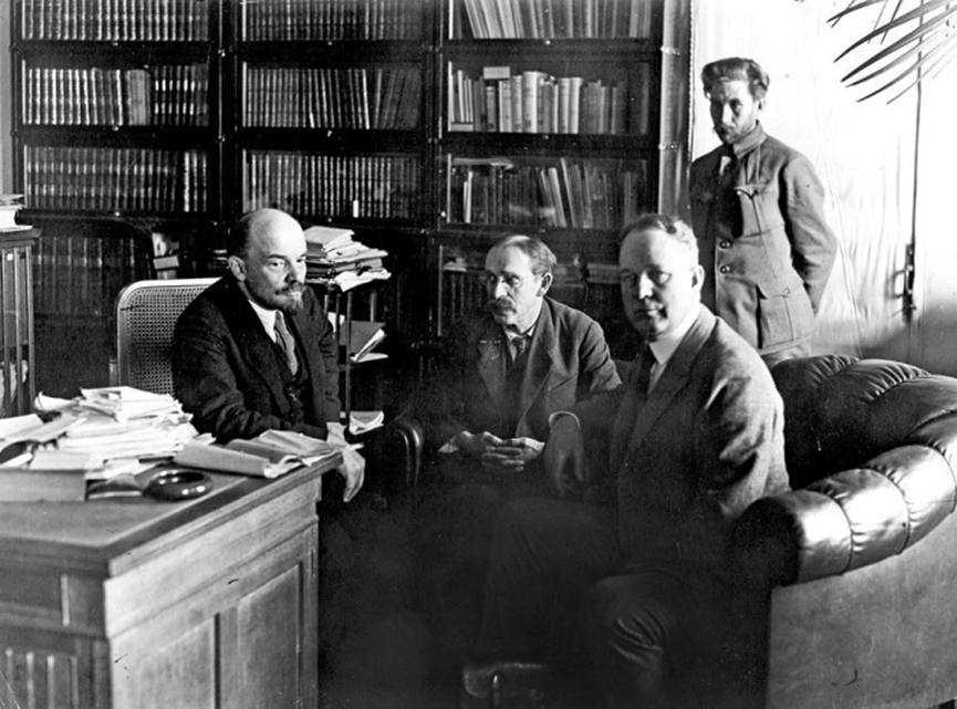 В центре Борис Рейнштейн