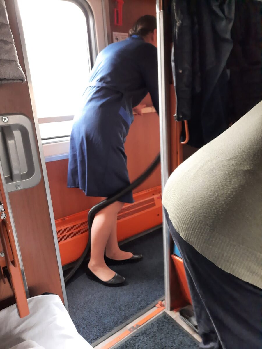 Поезд нам попался не новый, но всё очень прилично и чистенько. Мы старались вообше не теснить друг друга и даже познакомились.