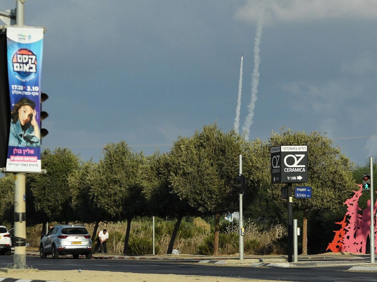    Ракеты израильской системы "Железный купол" перехватывают ракеты, выпущенные из сектора Газа, в небе над Ашкелоном© РИА Новости / Стрингер