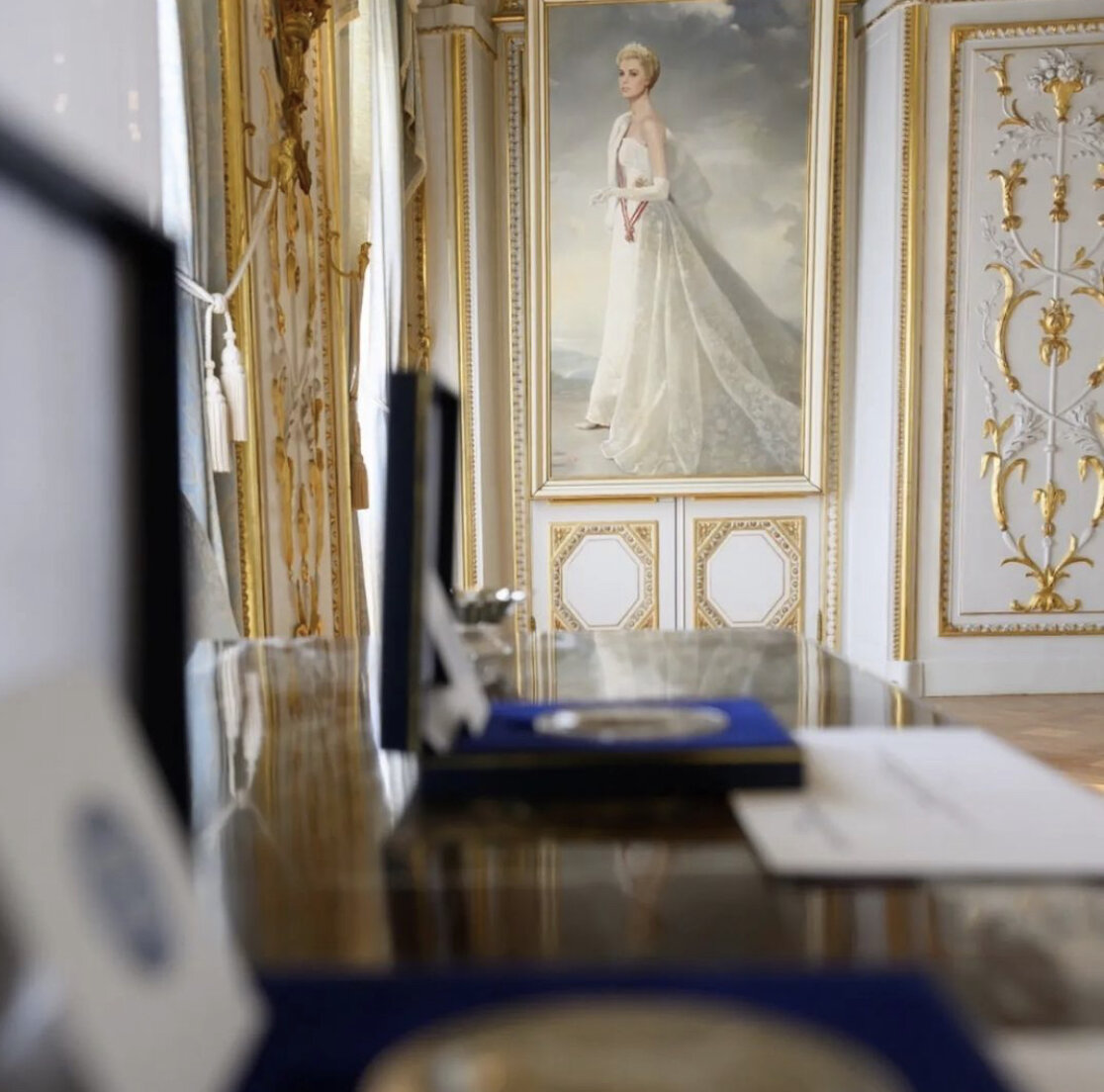 фрагмент зала с портретом Грейс Келли, патефоном Пьера  с вручения премии имени Пьера де Монако