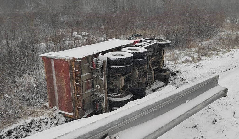   В Лабытнанги грузовик свалился в кювет