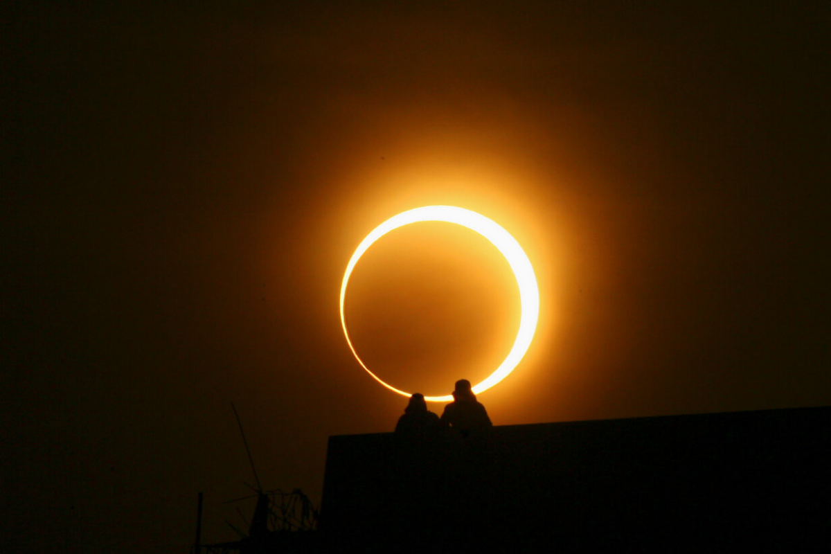 Кольцеобразное солнечное затмение. Кольцеобразное лунное затмение. Eclipse Solar затмение. Кольцеобразное солнечное затмение с земли. Солнечное затмение с земли