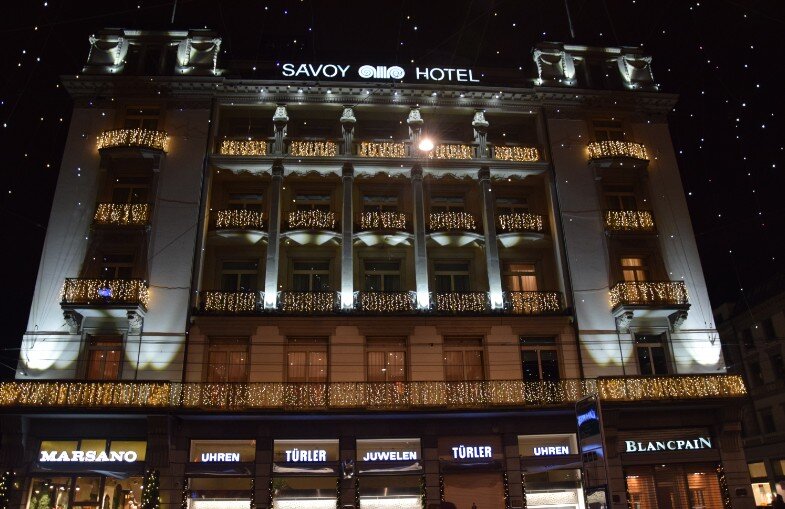 Savoy Hotel в Лондоне стал первым отелем в мире, в номерах которого имелись отдельные ванные комнаты с постоянной подачей горячей воды. Это было неслыханной роскошью по тем временам.