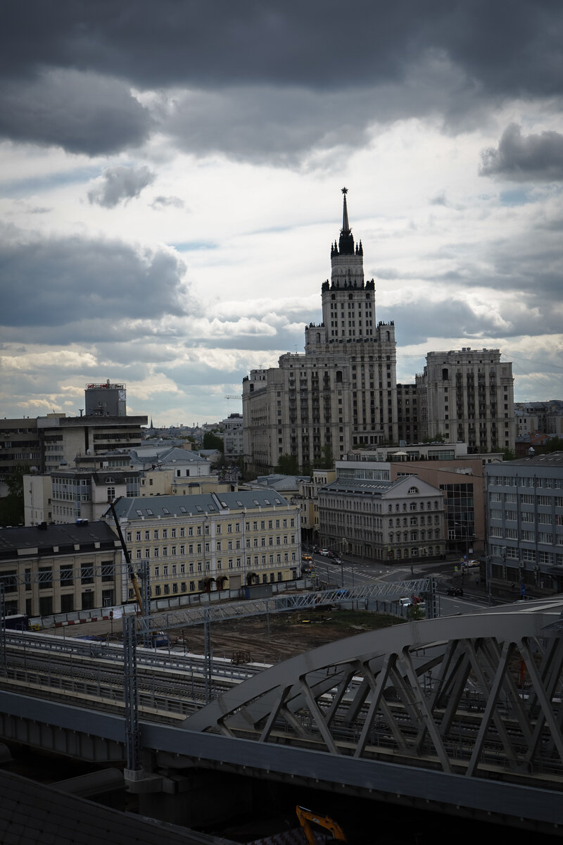 Совсем недавно в центре Москвы заработала еще одна смотровая площадка, с которой столицу видно, как на ладони, предлогаю посмотреть какие виды открываются с крыши Казанского вокзала...