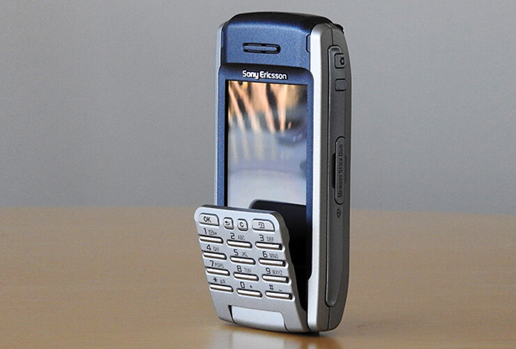 Sony Ericsson P900 выпущен в 2003 году.