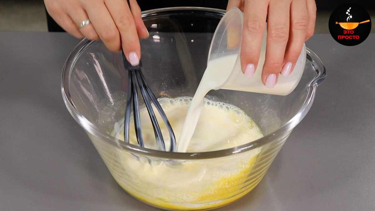 Это надо готовить обязательно! Вкусно, быстро, сытно и просто! Буквально 10 минут и вкуснейшее хачапури у вас на столе. СПОСОБ ПРИГОТОВЛЕНИЯ: Смешиваем в миске 1 яйцо и щепотку соли при помощи венчика.