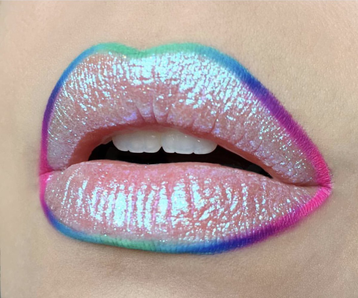 красивый макияж губ. макияж губ 2024. модный цвет помады в 2022. креативный макияж губ. макияж губ.