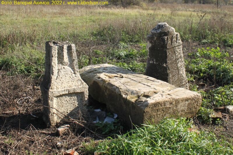 Старинные надгробия у Никитской церкви в селе Тютчево Лебедянского района (2022 г.)