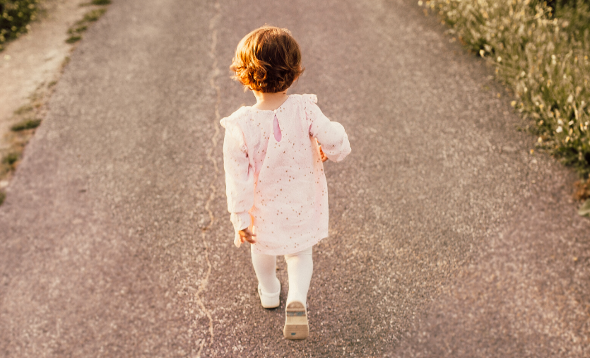 маленькая двухлетняя девочка. потерял нашел маленькую девочку. 4 летнюю девочку родители. потерял нашел маленькую девочку. ребенок потерялся.