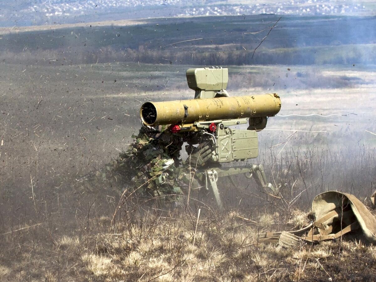    Боец стреляет из переносного противотанкового ракетного комплекса "Фагот" во время тактических учений © РИА Новости / Николай Сидоров