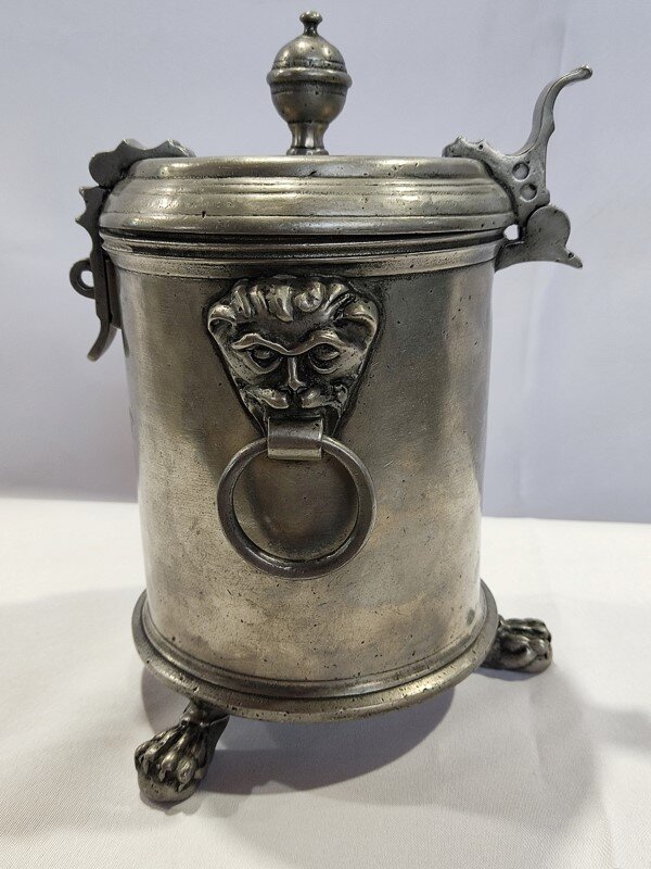 Банка для сыпучих продуктов, конец ХIХ в., материалы: олово, размер: 20 см (высота); 13 см (диаметр), объем 1,7 л, клеймо: Германия. Источник artsreda.ru